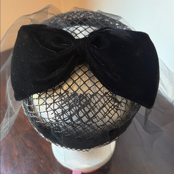 Vintage black pill box hat with velvet ribbon and veil - Picture 4 of 5